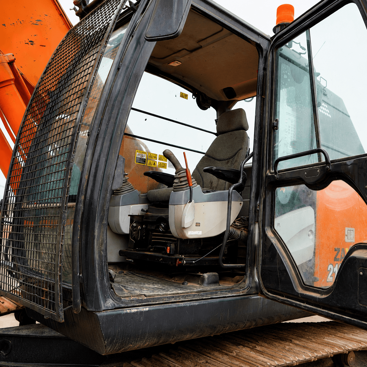 EXCAVADORA HIDRAÚLICA ZX210 — foto 4